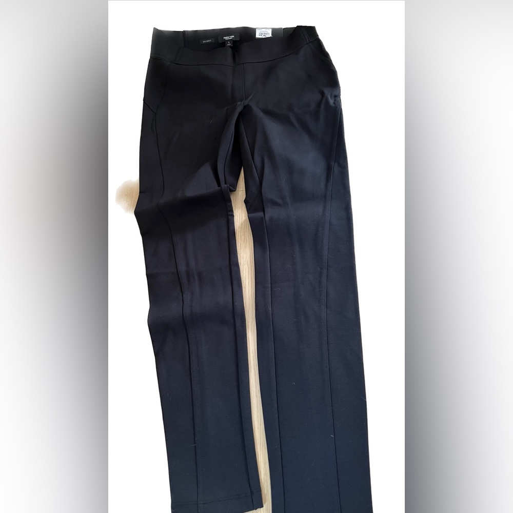 Simply Vera Vera Wang Skinny Mid Rise Skinny through hip, thigh and leg. NWT